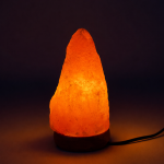 Lampa de sare himalaya, 1-2 kg, suport din lemn