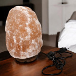 Lampa sare himalaya, 4-5 kg, intrerupator on/off, suport lemn