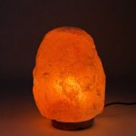 Lampa sare himalaya, 4-5 kg, intrerupator on/off, suport lemn