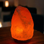 Lampa de sare decorativa, 5-6 kg, baza din lemn