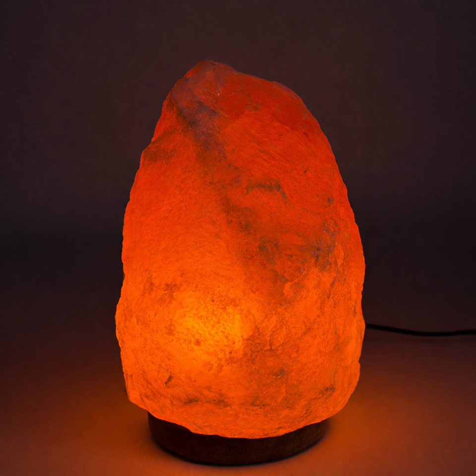 Lampa de sare decorativa, 5-6 kg, baza din lemn