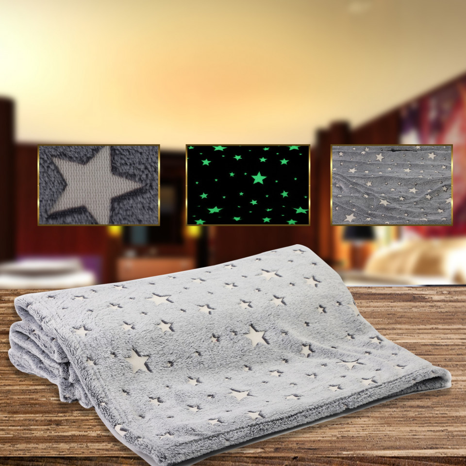 Patura fosforescenta 150x200 cm, stelute glow in the dark, moale si confortabila