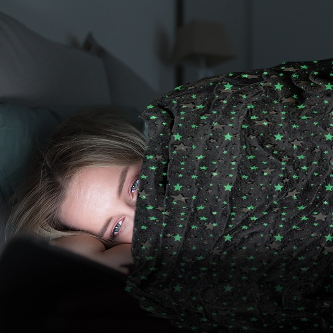 Patura fosforescenta 150x200 cm, stelute glow in the dark, moale si confortabila
