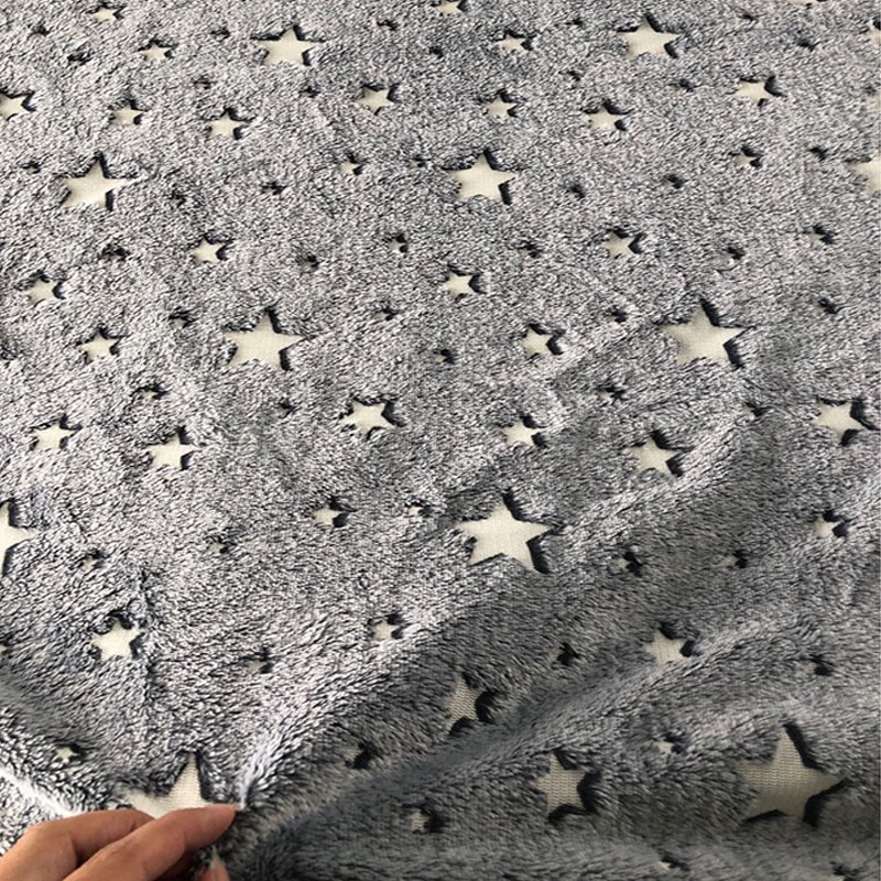 Patura fosforescenta 150x200 cm, stelute glow in the dark, moale si confortabila