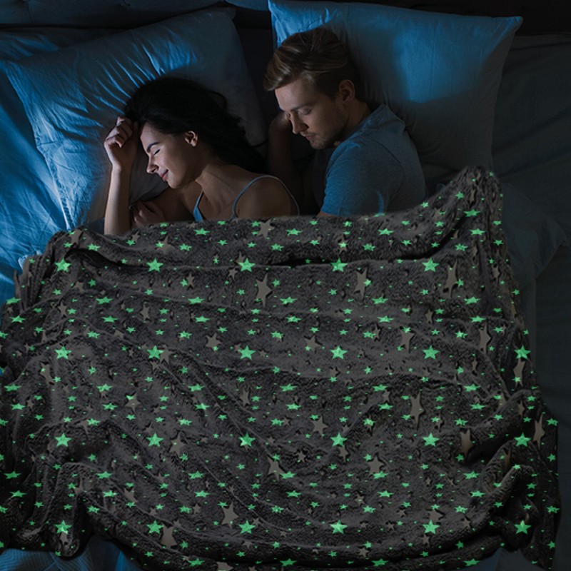 Patura fosforescenta 150x200 cm, stelute glow in the dark, moale si confortabila