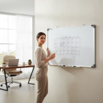 Tabla magnetica premium alba 90x120 cm, rama de aluminiu, fixare perete, suport markere