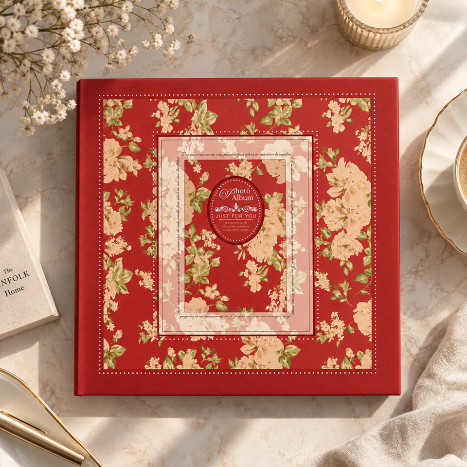 Album foto premium cu cutie, 500 poze 10x15 cm, 50 file, coperta carton gros, model floral vintage, 34x32x6 cm culoare rosu